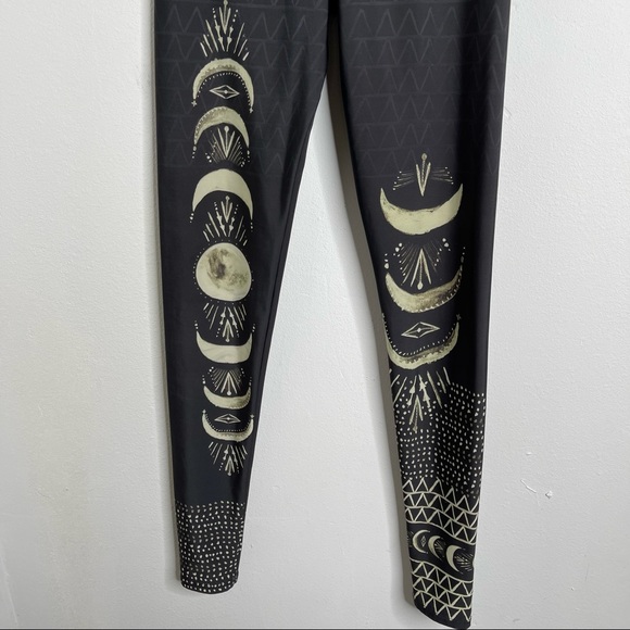 Onzie Black High Rise Las Lunas Graphic Full Leg Leggings Size XS Moonphases - Picture 8 of 16
